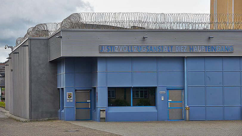 Die Frau war laut Staatsanwaltschaft mit ihren beiden Kindern zu Besuch in der Justizvollzugsanstalt. Die Frau war laut Staatsanwaltschaft mit ihren beiden Kindern zu Besuch in der Justizvollzugsanstalt.