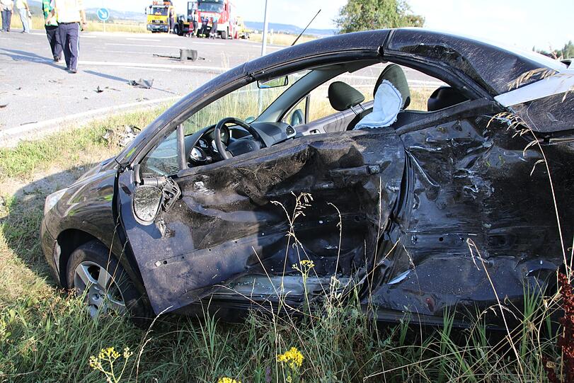 Bei Rothenburg ob der Tauber ist es am Sonntag zu einem schrecklichen Unfall gekommen. Zwei Menschen starben noch an der Unfallstelle, eine junge Frau erlag ihren Verletzungen in der darauffolgenden Nacht.