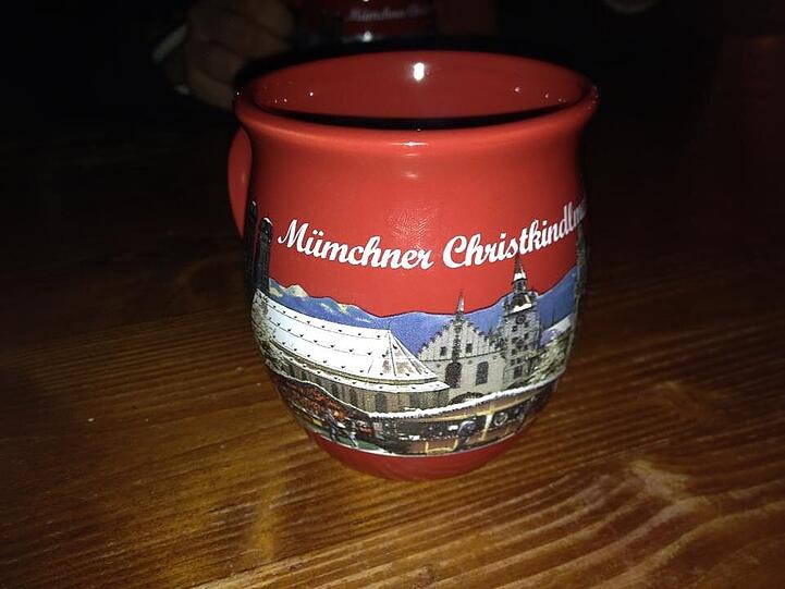Die Tasse vom "Münchner Christkindlmarkt" mit dem kleinen Fehler.