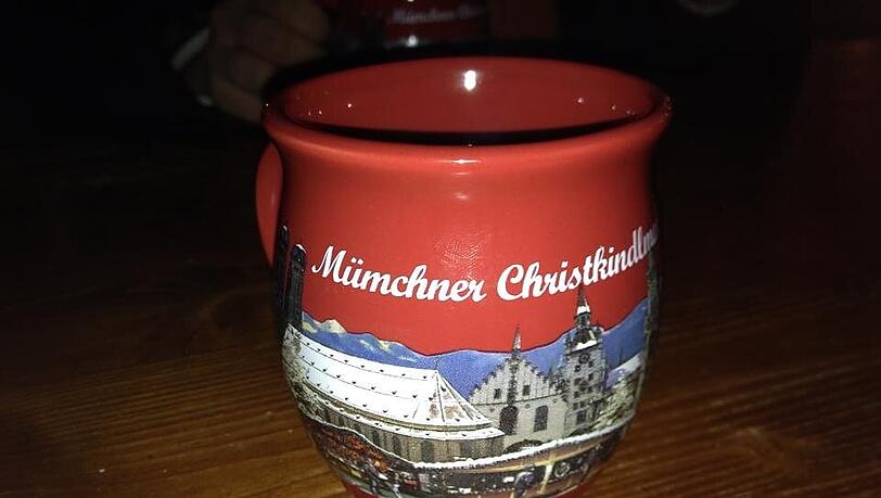 Die Tasse vom "Münchner Christkindlmarkt" mit dem kleinen Fehler. Die Tasse vom "Münchner Christkindlmarkt" mit dem kleinen Fehler.