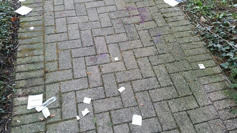 Blutflecken auf dem Bürgersteig vor dem Wohnhaus.