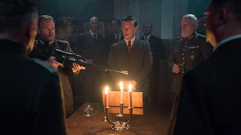 Babylon Berlin: Scheer (FLORIAN PANZNER) und General Major Seegers (ERNST STÖTZNER)