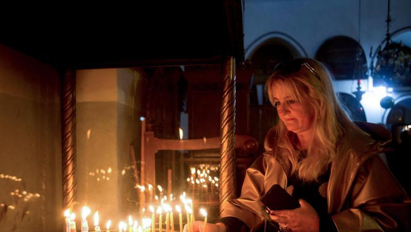 Weihnachten in Bethlehem: Eine Besucherin zündet eine Kerze in der Geburtskirche an. Weihnachten in Bethlehem: Eine Besucherin zündet eine Kerze in der Geburtskirche an.