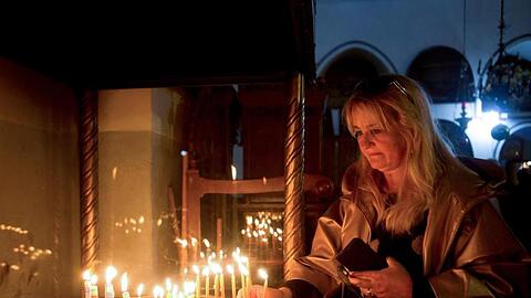 Weihnachten in Bethlehem: Eine Besucherin zündet eine Kerze in der Geburtskirche an.