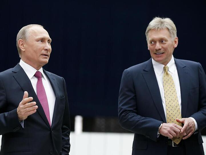 Wladimir Putin (l), Präsident von Russland, spricht neben seinem Sprecher Dmitri Peskow mit Journalisten nach seiner jährlichen Fernsehshow.