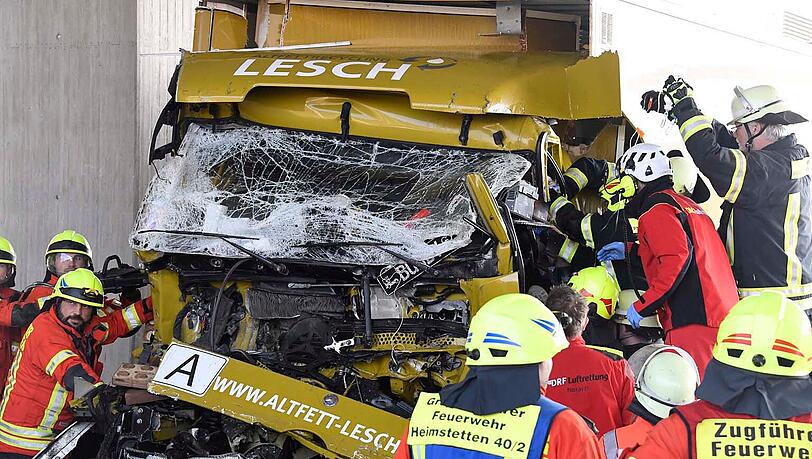 Der Verkehr wurde an der Anschlussstelle Kirchheim abgeleitet - die Vollsperrung dauerte bis in die frühen Abendstunden an. Der Verkehr wurde an der Anschlussstelle Kirchheim abgeleitet - die Vollsperrung dauerte bis in die frühen Abendstunden an.