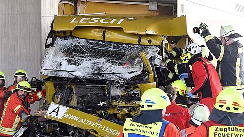 Der Verkehr wurde an der Anschlussstelle Kirchheim abgeleitet - die Vollsperrung dauerte bis in die frühen Abendstunden an.