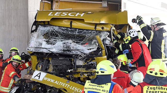 Der Verkehr wurde an der Anschlussstelle Kirchheim abgeleitet - die Vollsperrung dauerte bis in die frühen Abendstunden an.