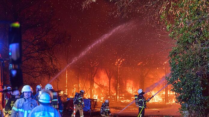 In Neuwied brannte eine Lagerhalle ab.