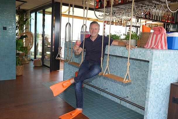 Für die AZ hat sich Johannes Eckelmann, Gründer von Cocoon Hotels, sogar Schwimmflossen angezogen. Die neue Rooftop-Bar am Sendlinger Tor ist ein Herzensprojekt des Hoteliers.