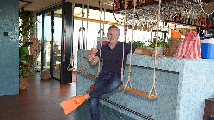 Für die AZ hat sich Johannes Eckelmann, Gründer von Cocoon Hotels, sogar Schwimmflossen angezogen. Die neue Rooftop-Bar am Sendlinger Tor ist ein Herzensprojekt des Hoteliers.