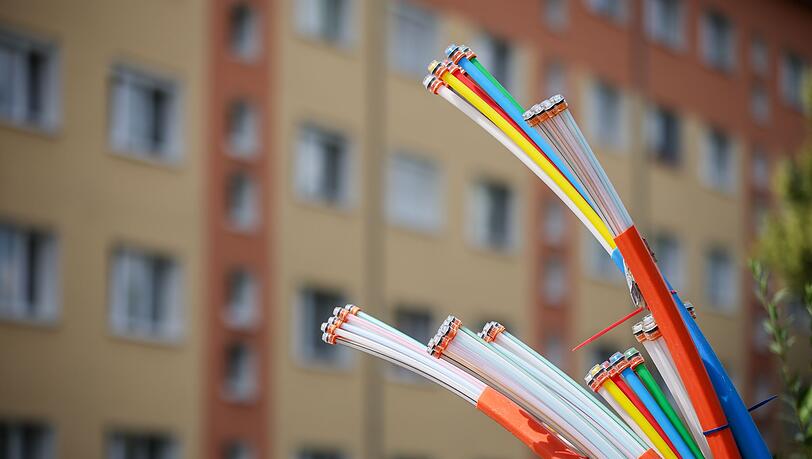 Die Bundesnetzagentur sieht kein wettbewerbswidriges Verhalten der Deutschen Telekom beim Glasfaserausbau. (Archivbild)