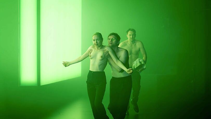 Valery Tscheplanowa spielt Mephisto, Johannes Nussbaum als junger Faust und Steven Scharf (Faust). Valery Tscheplanowa spielt Mephisto, Johannes Nussbaum als junger Faust und Steven Scharf (Faust).