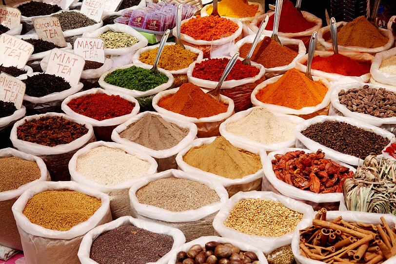 So kann man mit typisch asiatischen Gewürzen bekannten Gerichten eine ganz neue Geschmacksrichtung geben. Zu Currygerichten und indischen Reisrezepten passen Kurkuma, Ingwer, Kreuzkümmel, Senfkörner, Fenchelsamen, Zimt und Nelken. Als Beilage in asiatischen Suppen passen Thai-Basilikum, Kardamom, Koriander und Zitronengras. So kann man mit typisch asiatischen Gewürzen bekannten Gerichten eine ganz neue Geschmacksrichtung geben. Zu Currygerichten und indischen Reisrezepten passen Kurkuma, Ingwer, Kreuzkümmel, Senfkörner, Fenchelsamen, Zimt und Nelken. Als Beilage in asiatischen Suppen passen Thai-Basilikum, Kardamom, Koriander und Zitronengras.