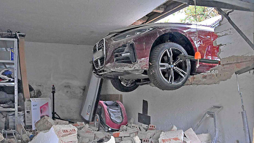 Erstaunlich! Der Airbag hat bei dem Unfall nicht ausgelöst. Erstaunlich! Der Airbag hat bei dem Unfall nicht ausgelöst.