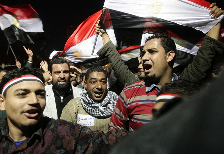 Husni Mubarak tritt zurück - und die Menschen auf Ägyptens Straßen jubeln. Mit ihrem tagelangen Protest zwangen sie den Präsidenten, sein Amt niederzulegen.