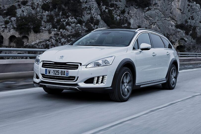 Schick gestylter Technologieträger für den Alltagseinsatz: Der Peugeot 508 RXH ist ein klassischer Crossover mit Diesel-Hybrid.