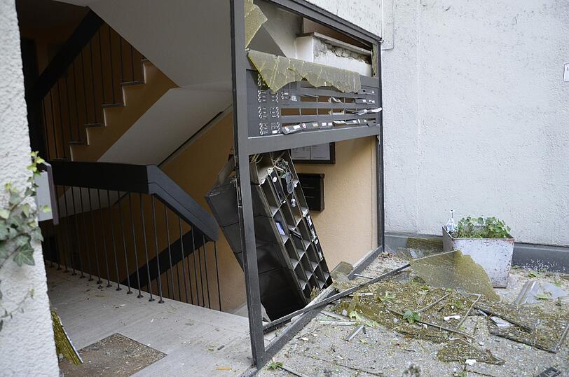 Schwabing am Tag nach der Bombensprengung: Die Spuren der Detonation sind deutlich zu erkennen, teilweise hat sie schwere Schäden verursacht. Derzeit werden die Schäden an den Gebäuden der Umgebung erfasst.