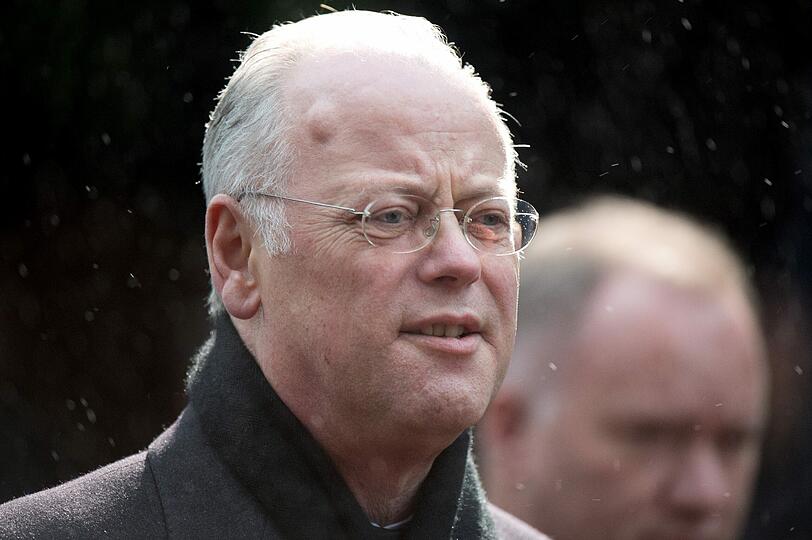 ... Ex-Verteidigungsminister Rudolf Scharping erweisen dem Verstorbenen die letzte Ehre.