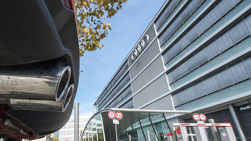 Der Auspuff eines Audi ist vor der Firmenzentrale in Ingolstadt zu sehen.