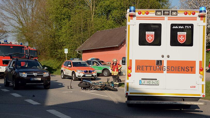 Das landwirtschaftliche Gespann hatte zuvor die komplette Fahrbahn blockiert. Der Zusammenstoß war unvermeidlich.