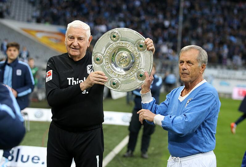 Fredi Heiß (r. Meisterlöwe): "Ich zittere in beiden Spielen mit. Von der Qualität her müsste man es eigentlich schaffen, aber: Die Sechzger müssen endlich mal als Mannschaft auftreten! Als Mannschaft, in der jeder dem Anderen hilft, wo jeder den Ball haben will! Dann würden sie es locker schaffen."