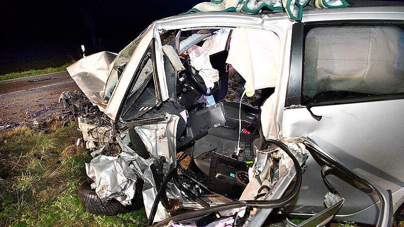 Trümmerfeld auf der Straße: Beide Fahrzeuge sind komplett zerstört, einer der Fahrer starb noch am Unfallort.