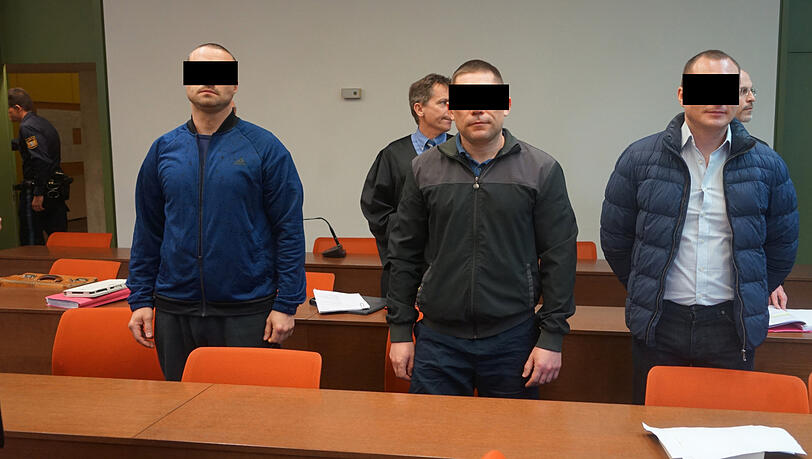Die drei Angeklagten. Die drei Angeklagten.