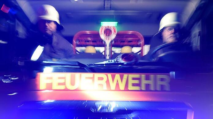 Die Feuerwehr musste den Unfallort von Verunreinigungen befreien (Symbolbild).