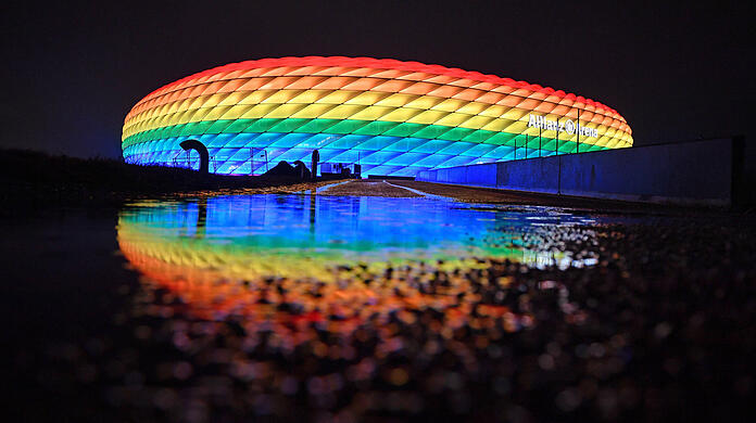 Am 30. Januar leuchtete die Allianz Arena beim Bundesliga-Spiel des FC Bayern gegen die TSG 1899 Hoffenheim  als Zeichen für Toleranz und gegen Diskriminierung in den Regenbogenfarben. OB  Dieter Reiter soll sich dafür einsetzen, dass sie das auch bei der EM-Partie zwischen Deutschland und Ungarn tut.