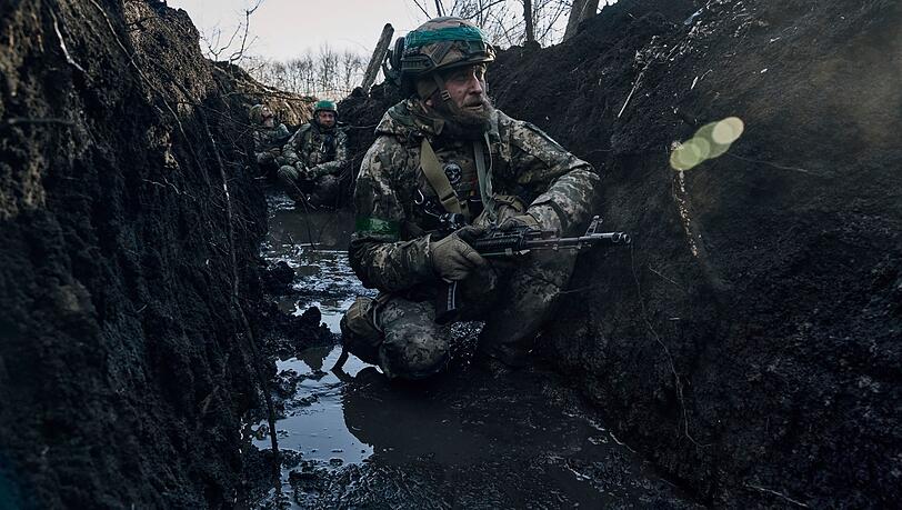 Ukrainische Soldaten in einem Schützengraben an der Frontlinie nahe Bachmut.