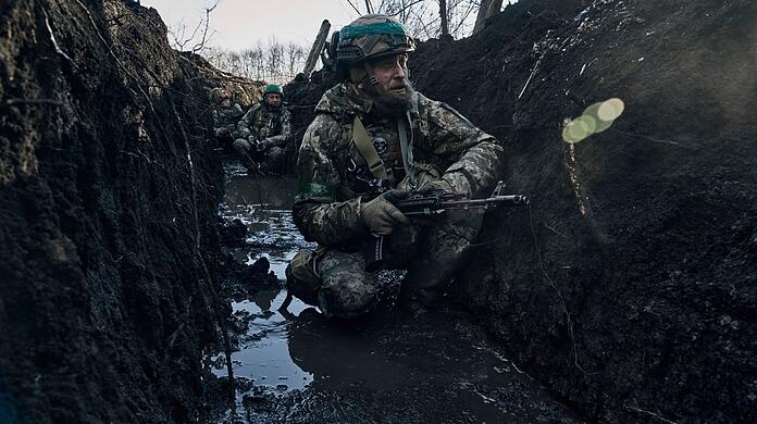 Ukrainische Soldaten in einem Schützengraben an der Frontlinie nahe Bachmut.