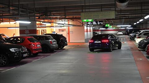In Einkaufszentren, wie hier in den Riem-Arcaden, sind Tiefgaragen üblich. Unter Mehrfamilienhäusern eher nicht.