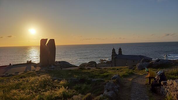 Perfektes Ende für einen Jakobsweg: Sonnenuntergang an der Atlantikküste in Muxia. Perfektes Ende für einen Jakobsweg: Sonnenuntergang an der Atlantikküste in Muxia.