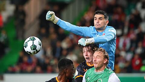 Der 1. FC Kaiserslautern um Torhüter Simon Simoni darf auf eine neue große Pokal-Saison hoffen.