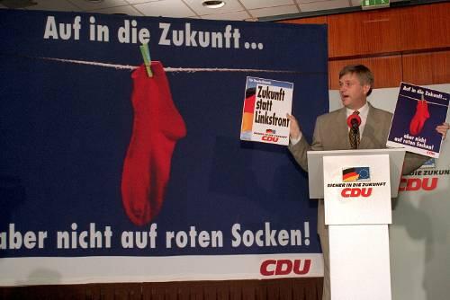 Peter Hintze 1994 bei der Vorstellung der Rote-Socken-Kampagne: Funktioniert das heute noch?