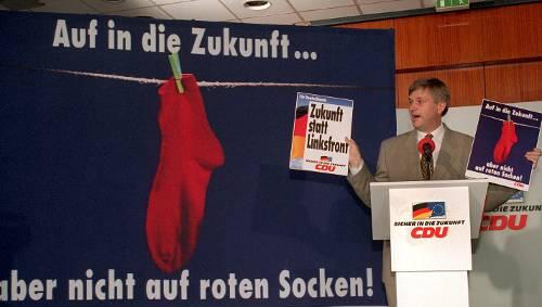 Peter Hintze 1994 bei der Vorstellung der Rote-Socken-Kampagne: Funktioniert das heute noch? Peter Hintze 1994 bei der Vorstellung der Rote-Socken-Kampagne: Funktioniert das heute noch?