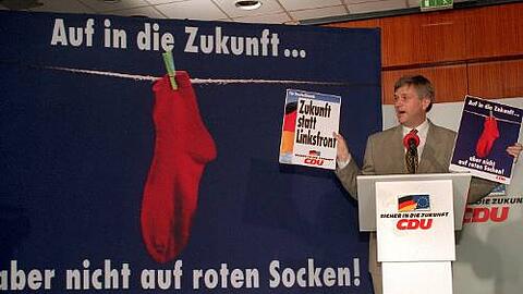 Peter Hintze 1994 bei der Vorstellung der Rote-Socken-Kampagne: Funktioniert das heute noch?