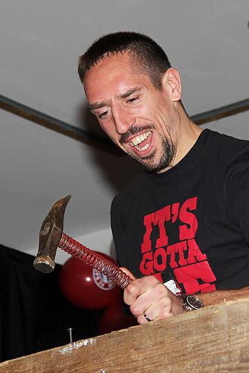 Franck Ribery reiste in extravagantem Outfit nach Tinningen zu "De Rot-Weißn Tinninger"