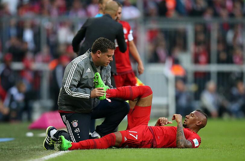 JEROME BOATENG &ndash; Note 1: Souveräner Abwehrchef im Zentrum. Glänzte gleich mit zwei punktgenauen Pässen übers halbe Feld ? feierte die Vorlagen zu Recht wie eigene Tore.