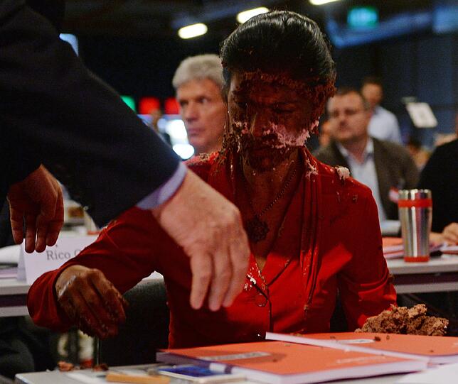 Eklat in Magdeburg: Die Linken-Fraktionschefin Sahra Wagenknecht ist auf dem Linken-Parteitag mit einer Torte beworfen worden. Die Bilder!