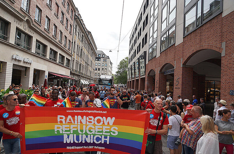 Die große CSD-Politparade erlebte in diesem Jahr einen neuen Teilnehmerrekord: 87 Fußgruppen und Paradewagen hatten sich angemeldet.