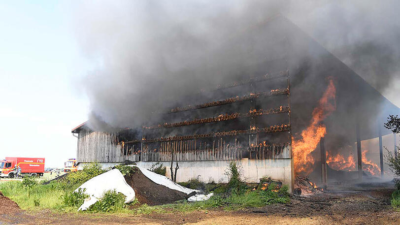 Die Lagerhalle einer Kompostieranlage in Hergolding (Gemeinde Vaterstetten) ist niedergebrannt.