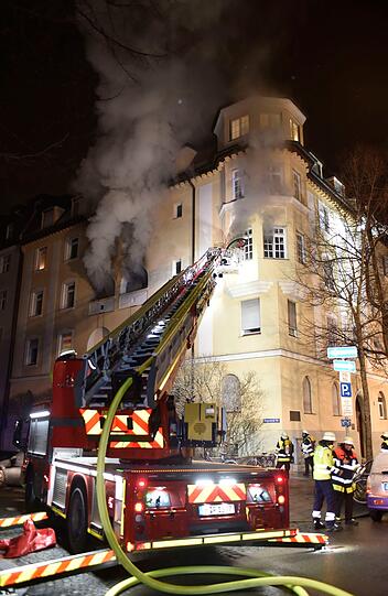 In der Nacht ist in Schwabing in einem Mehrfamilienhaus ein Wohnungsbrand ausgebrochen.