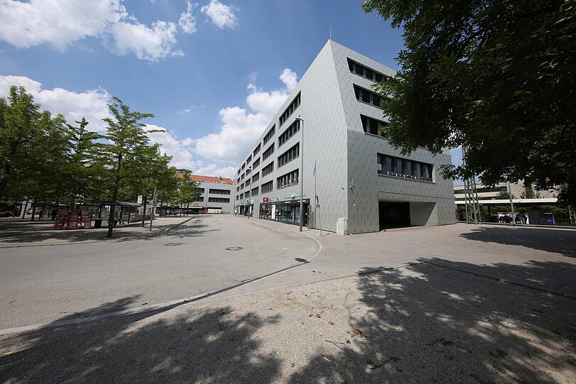 Raumschiff: Das Giesinger Gesundheitszentrum mit seiner schuppigen, silbern-glänzenden Fassade.