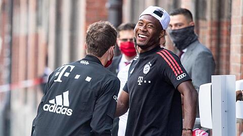 David Alaba (M) vom FC Bayern München lacht. Foto: Matthias Balk/dpa/Archivbild
