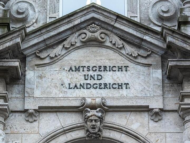 "Amtsgericht und Landgericht" steht an dem Justizgebäude in Regensburg.