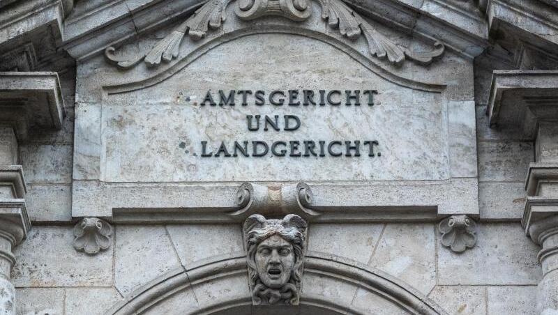 "Amtsgericht und Landgericht" steht an dem Justizgebäude in Regensburg. "Amtsgericht und Landgericht" steht an dem Justizgebäude in Regensburg.