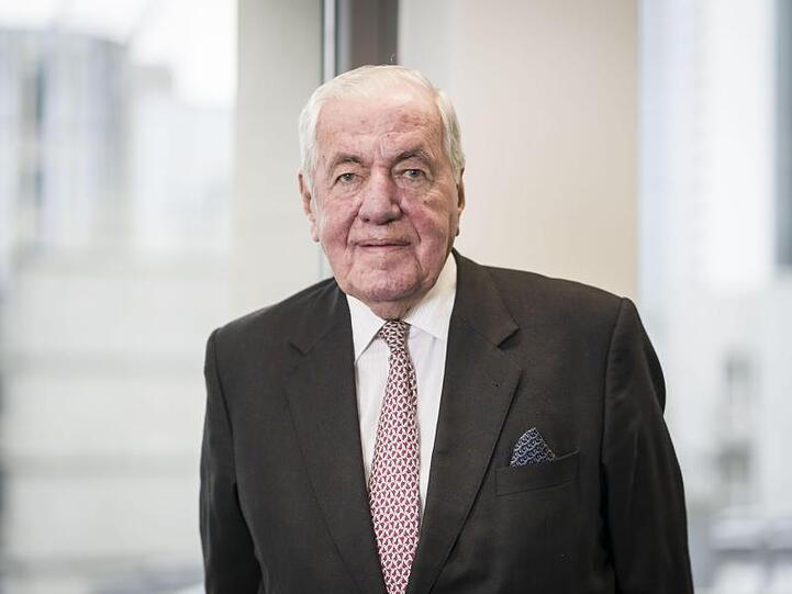 "Ich habe nie in meinem Leben Bonus bekommen. Trotzdem habe ich ihn eingeführt bei der Deutschen Bank. Wer die Besten haben will, der muss bezahlen", sagt Kopper.