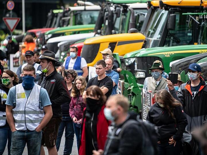 Landwirte nehmen an einer Demo vor dem bayerischen Umweltministerium teil. Foto: Matthias Balk/dpa/Archivbild